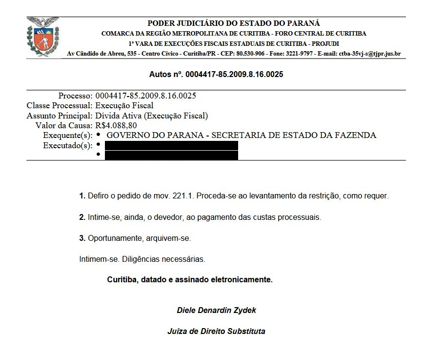 Exemplo anonimizado de decisão judicial determinando o desbloqueio de veículo e a baixa da restrição RENAJUD.
